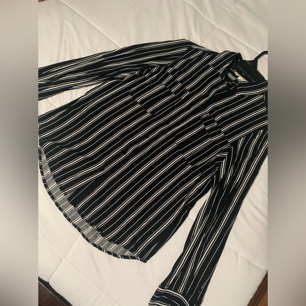 H&M long sleeve color black and white
